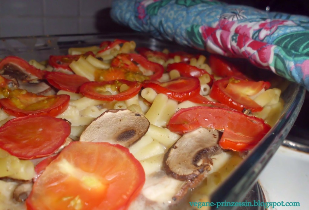 Nudel-Auflauf mit Pilzen und Tomaten (vegan)