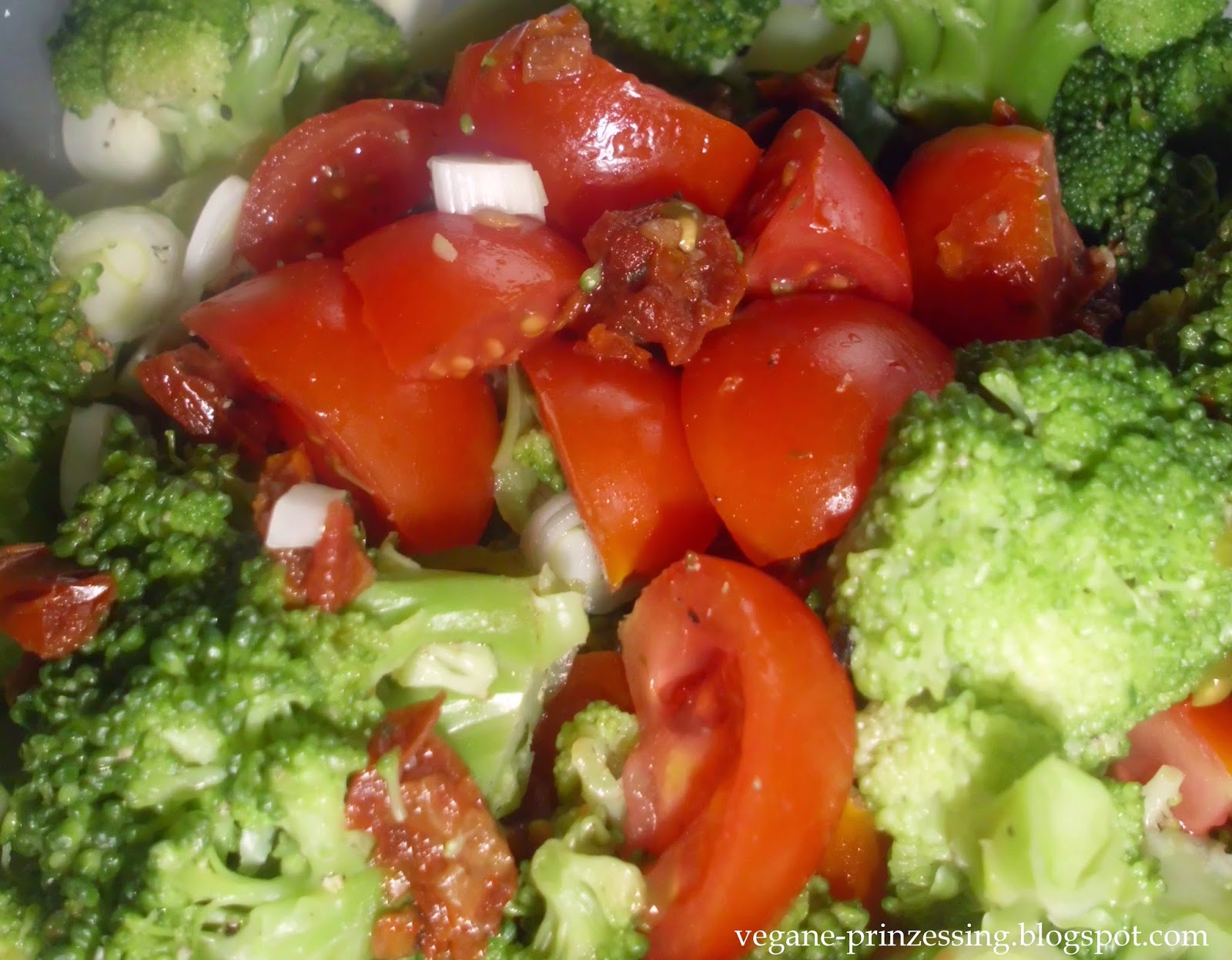 Veganer, mediterraner Broccoli-Salat