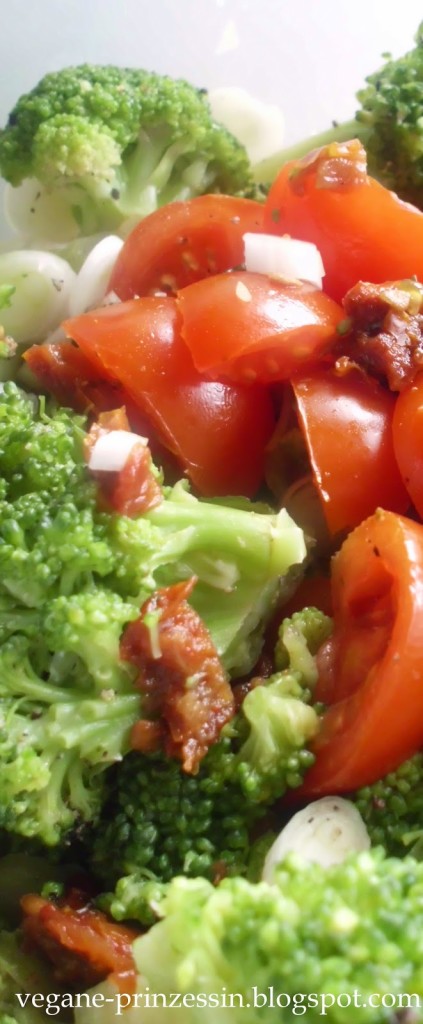 Broccoli-Tomaten-Salat - vegan, schnell & einfach