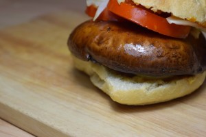 Veganer Burger mit Portobello-Pilz-Patty