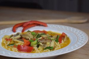 Vegane Curry-Gemüsesuppe mit Kokosmilch und Gemüse