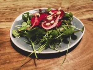 Salat mit Winterposteilein und marinierter roter Bete