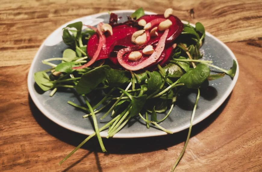 Salat mit Winterposteilein und marinierter roter Bete